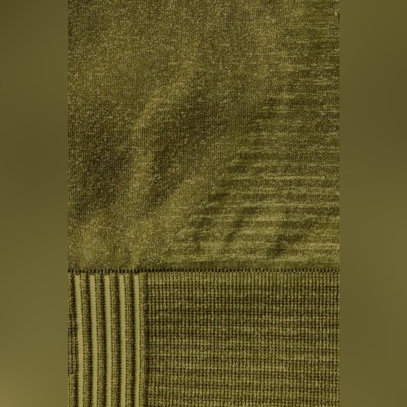 Fabletics Seamless Low Impact Sport Stripe Bra - Picture 4 of 7